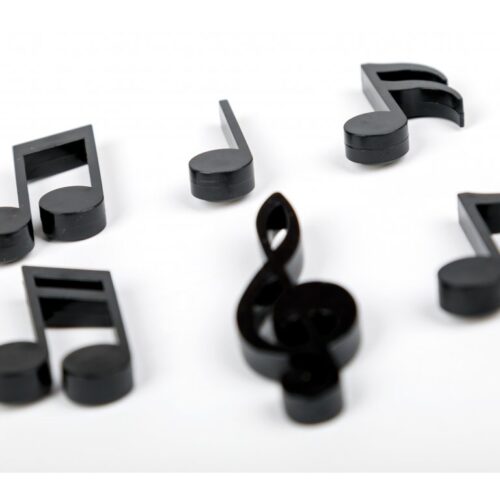 Magnety - noty - čierne. Súprava šiestich plastových magnetov v tvare hudobných nôt. Tieto vtipné magnety vykúzlia z obyčajného odkazu dobrú náladu.  Je to aj skvelý nápad na darček pre milovníkov hudby. Materiál: plast. Výška 3 až 6 cm.