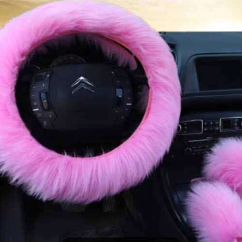 Zimný plyšový poťah na volant pre dámy - 3ks/sada - ružový. Dámy, pridajte svojmu vozidlu elegantný vzhľad s našou kolekciou poťahov na volant. Sú nenáročné na údržbu a jednoduché na inštaláciu, takže ich môže vymeniť aj úplný začiatočník.