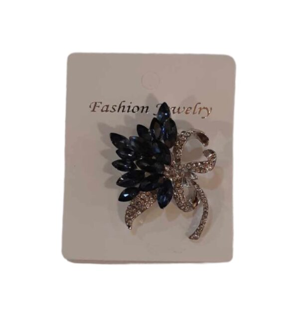 Elegantná brošňa kvet modrý s kryštálmi, ktorá krásne dotvorí váš outfit. Vďaka tomuto krásnemu šperku budete neodolateľná. Je vhodná na blúzku, sako alebo na Váš obľúbený kúsok oblečenia.