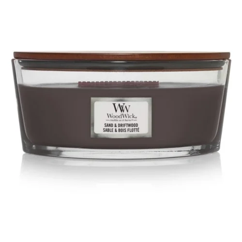 WoodWick Luxusné praskajúce vonné sviečky SAND & DRIFTWOOD Lodička 453g. Popis vône: Dokonalá rovnováha vône dreva, morskej trávy a jemného bieleho piesku. TOP: morský vzduch, bergamot, citrón, pomaranč, mäta SRDCE: cédrové drevo, mentol, jazmín ZÁKLAD: drevo, vanilka, pačuli a pižmo. Sviečka Woodwick® v elegantnom tvare lodičky s originálnym dreveným vrchnákom, zútulní Váš domov a naplní ho dlhotrvajúcou vôňou. Patentovaný tvar dreveného knôtu Hearthwick® Flame vytvára upokojujúci zvuk praskajúceho ohňa. Tancujúci plameň navodí atmosféru horiaceho krbu. drevený knôt je vyrobený špeciálnou technológiou, vďaka ktorej zabezpečuje rýchlejšie prevoňanie interiéru. Hladká zmes sójového vosku a najkvalitnejšieho parafínu je zmiešaná s čistými prírodnými esenciami. Sviečka WoodWick Vám ponúka 40 hodín skutočného potešenia z vône. Lodička 453g