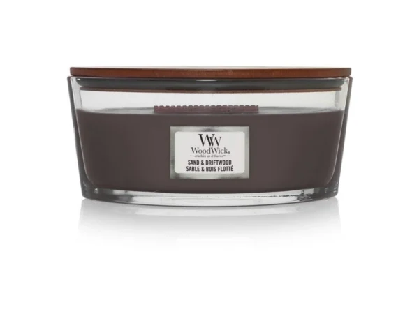 WoodWick Luxusné praskajúce vonné sviečky SAND & DRIFTWOOD Lodička 453g. Popis vône: Dokonalá rovnováha vône dreva, morskej trávy a jemného bieleho piesku. TOP: morský vzduch, bergamot, citrón, pomaranč, mäta SRDCE: cédrové drevo, mentol, jazmín ZÁKLAD: drevo, vanilka, pačuli a pižmo. Sviečka Woodwick® v elegantnom tvare lodičky s originálnym dreveným vrchnákom, zútulní Váš domov a naplní ho dlhotrvajúcou vôňou. Patentovaný tvar dreveného knôtu Hearthwick® Flame vytvára upokojujúci zvuk praskajúceho ohňa. Tancujúci plameň navodí atmosféru horiaceho krbu. drevený knôt je vyrobený špeciálnou technológiou, vďaka ktorej zabezpečuje rýchlejšie prevoňanie interiéru. Hladká zmes sójového vosku a najkvalitnejšieho parafínu je zmiešaná s čistými prírodnými esenciami. Sviečka WoodWick Vám ponúka 40 hodín skutočného potešenia z vône. Lodička 453g