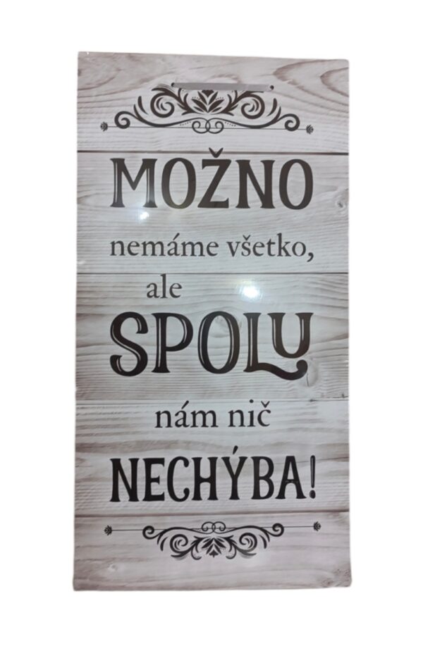 Drevená nástenná tabuľa Možno nemáme všetko... "Možno nemáme všetko, ale spolu nám nič nechýba." Krásna dekorácia do bytu či chalupy na stenu. Rozmer: 44 x 21 cm